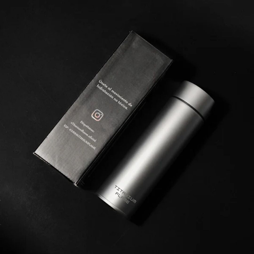 Botella de agua TitaniumFlame 100% titanio puro: beba limpio, viva mejor.