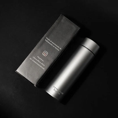 Botella de agua TitaniumFlame 100% titanio puro: beba limpio, viva mejor.