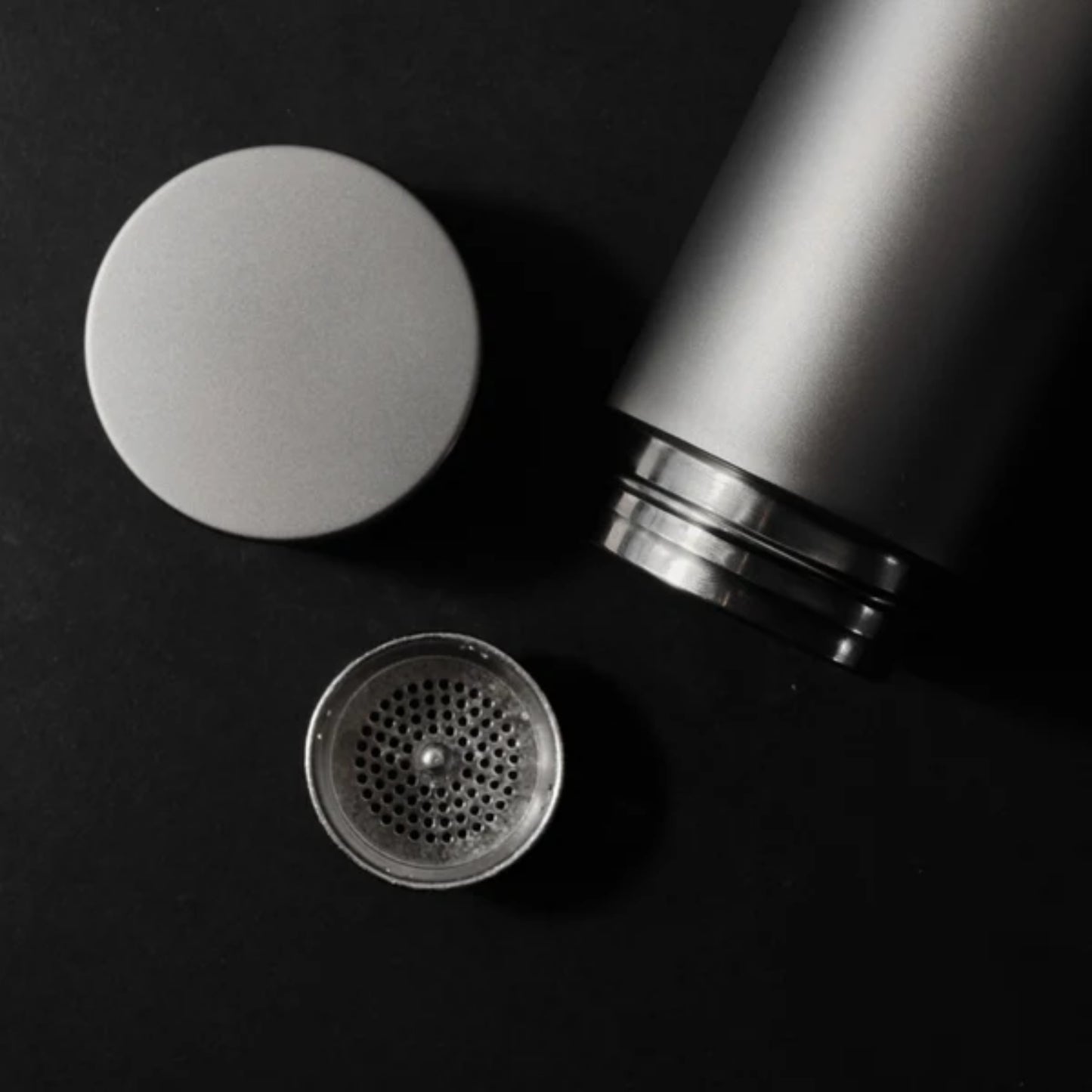 Botella de agua TitaniumFlame 100% titanio puro: beba limpio, viva mejor.