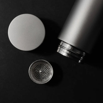 Botella de agua TitaniumFlame 100% titanio puro: beba limpio, viva mejor.